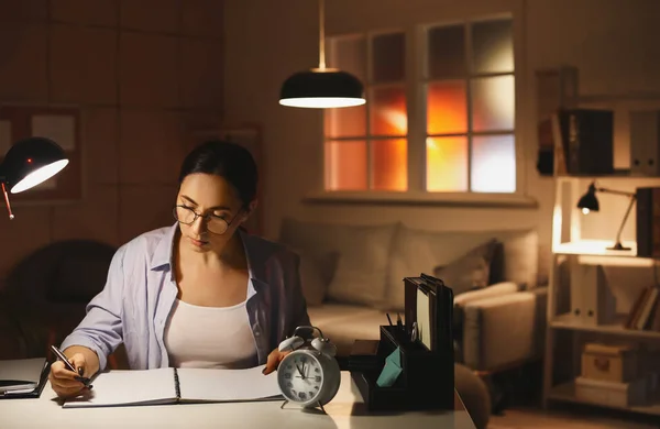 Hermosa Mujer Trabajando Oficina Por Noche — Foto de Stock