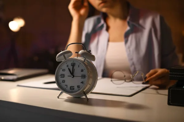 Ofisteki Yorgun Kadının Çalar Saati — Stok fotoğraf