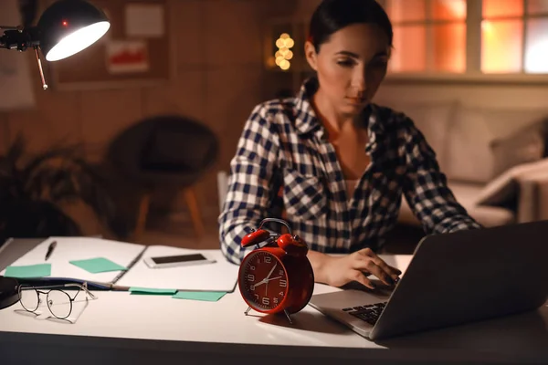 Relógio Alarme Mesa Mulher Que Trabalha Com Laptop Noite — Fotografia de Stock