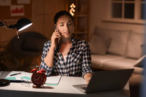 Mulher Bonita Falando Por Telefone Celular Enquanto Usa Laptop Escritório — Fotografia de Stock