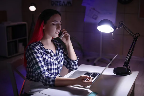 Beautiful Woman Talking Mobile Phone While Using Laptop Office Night — Stock Photo, Image