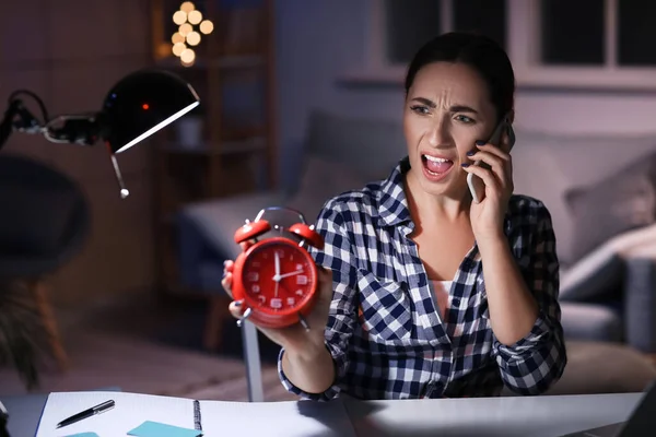 Θυμωμένη Γυναίκα Ξυπνητήρι Που Μιλάει Από Κινητό Τηλέφωνο Στο Γραφείο — Φωτογραφία Αρχείου