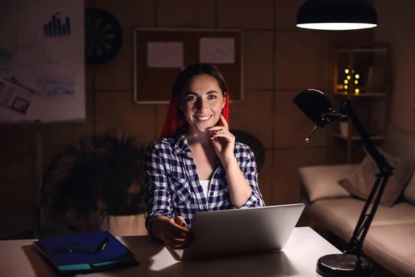 Mulher Bonita Trabalhando Com Laptop Escritório Noite — Fotografia de Stock