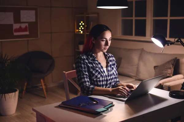 Mulher Bonita Trabalhando Com Laptop Escritório Noite — Fotografia de Stock