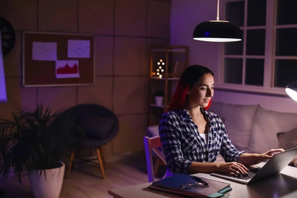 Красива Жінка Працює Ноутбуком Офісі Вночі — стокове фото