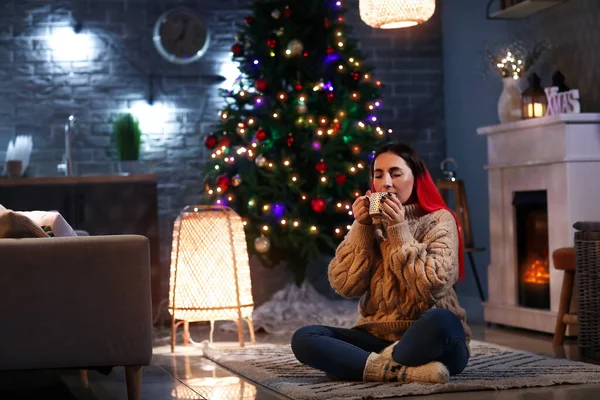 Hermosa Mujer Bebiendo Chocolate Caliente Casa Víspera Navidad —  Fotos de Stock