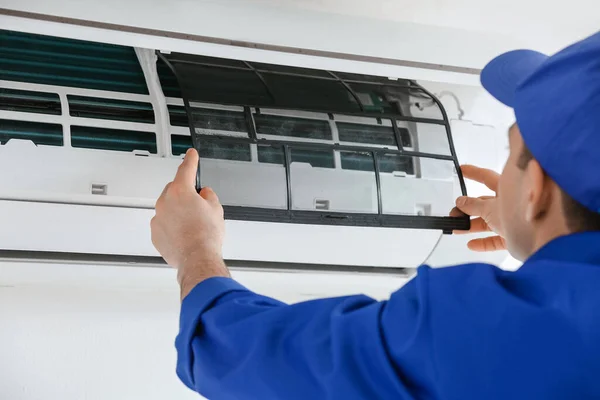 Jovem Eletricista Reparar Condicionado Dentro Casa — Fotografia de Stock