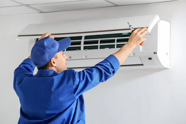 Jovem Eletricista Reparar Condicionado Dentro Casa — Fotografia de Stock