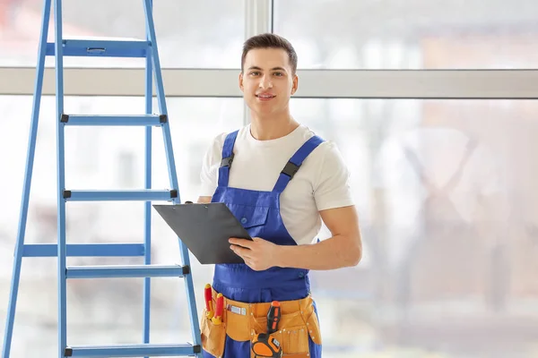 Young Electrician Writing Clipboard Room — Stock Photo, Image