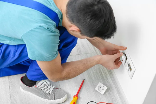 Young Electrician Repairing Socket Room — Stock Photo, Image