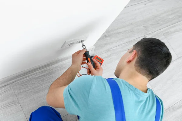 Young Electrician Repairing Socket Room — Stock Photo, Image