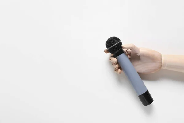 Main Bois Avec Microphone Moderne Sur Fond Blanc — Photo