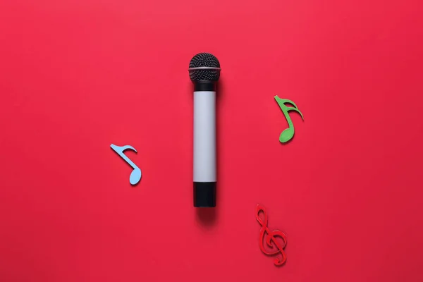 Micrófono Moderno Con Notas Musicales Sobre Fondo Color — Foto de Stock