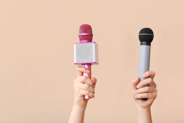 Female Hands Modern Microphones Color Background — Stock Photo, Image