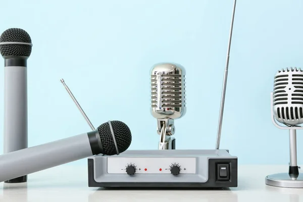 Microfoni Sistemi Audio Diversi Sfondo Colori — Foto Stock