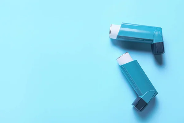 Inhaladores Modernos Sobre Fondo Color — Foto de Stock