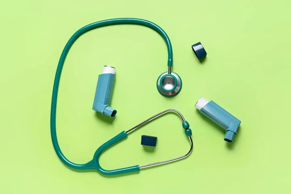 Inhalatoren Und Stethoskop Auf Farbigem Hintergrund — Stockfoto