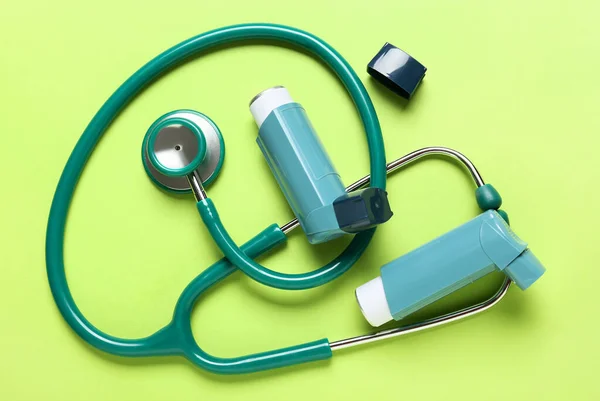 Inhalatoren Und Stethoskop Auf Farbigem Hintergrund — Stockfoto