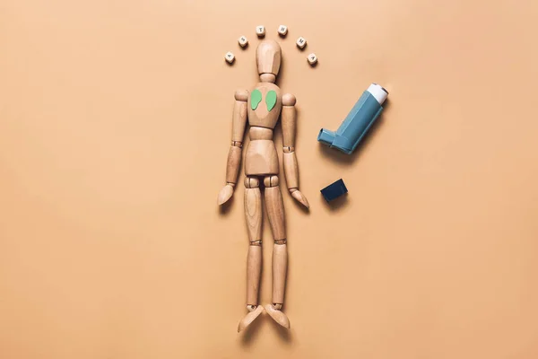 Inhalator Ord Asthma Och Trä Skyltdocka Färg Bakgrund — Stockfoto