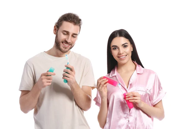 Casal Jovem Com Escovas Dentes Casos Fundo Branco — Fotografia de Stock