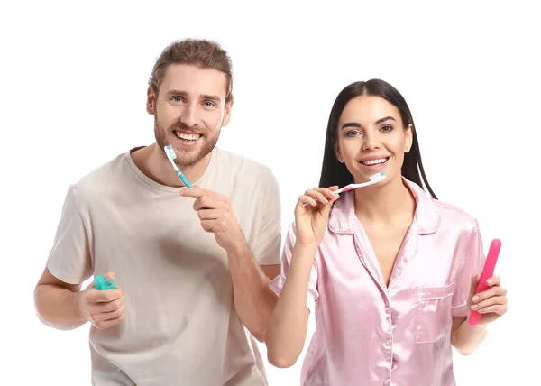 Beyaz Arka Planda Dişlerini Fırçalayan Genç Çift — Stok fotoğraf