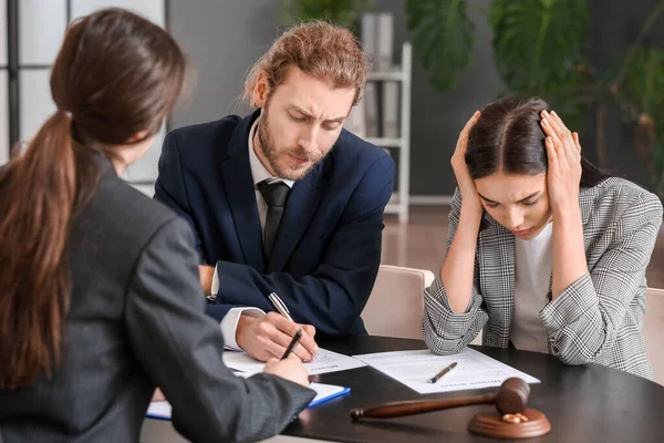 Junges Paar Besucht Scheidungsanwalt Amt — Stockfoto