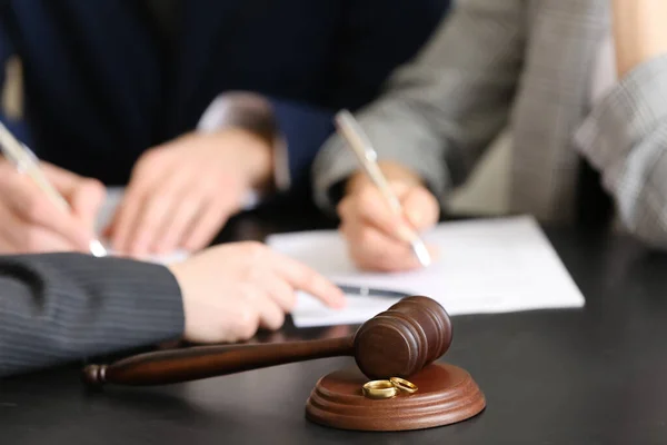 Casal Que Assina Decreto Divórcio Escritório Advogado — Fotografia de Stock