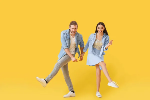 Happy Young Couple Dancing Color Background — Stock Photo, Image