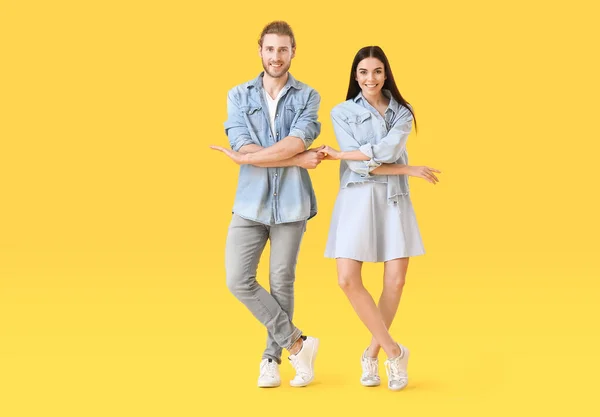 Happy Young Couple Dancing Color Background — Stock Photo, Image