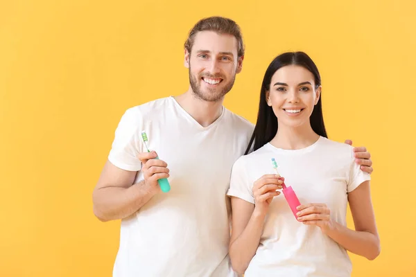 Young Couple Tooth Brushes Color Background — Stock Photo, Image