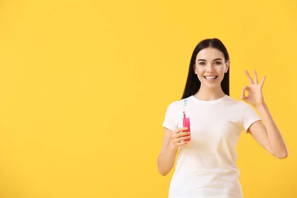 Junge Frau Mit Zahnbürste Zeigt Auf Farbigem Hintergrund — Stockfoto