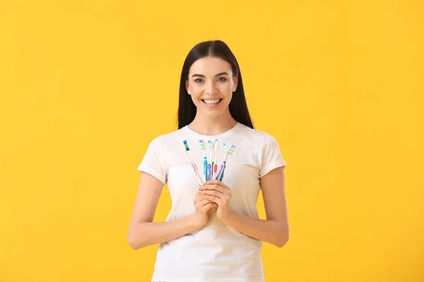 歯ブラシ付きの若い女性の色の背景 — ストック写真