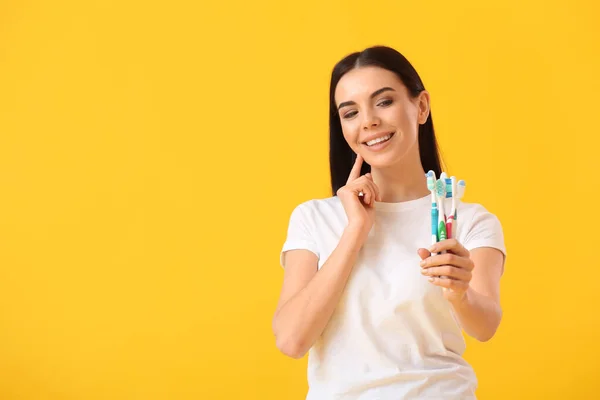 歯ブラシ付きの若い女性の色の背景 — ストック写真