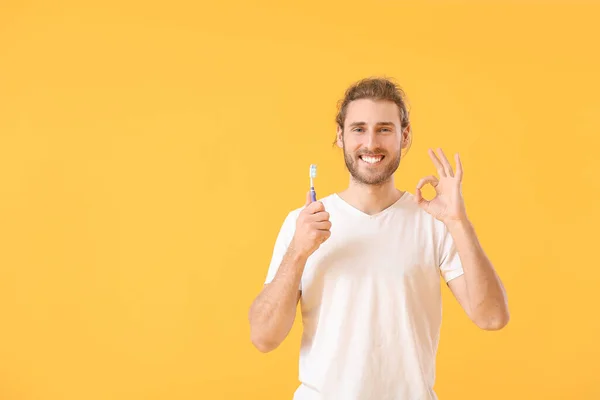 Young Man Brushing Teeth Showing Color Background — Stock Photo, Image