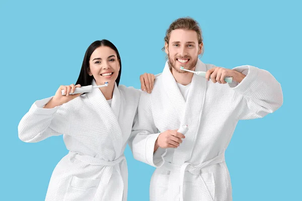 Arka Planda Dişlerini Fırçalayan Genç Çift — Stok fotoğraf