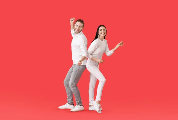 Happy Young Couple Dancing Color Background — Stock Photo, Image