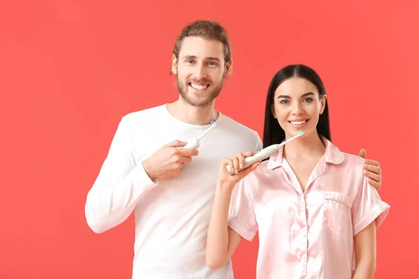 Junges Paar Beim Zähneputzen Auf Farbigem Hintergrund — Stockfoto