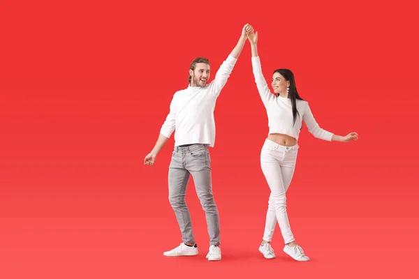 Feliz Joven Pareja Bailando Sobre Fondo Color — Foto de Stock