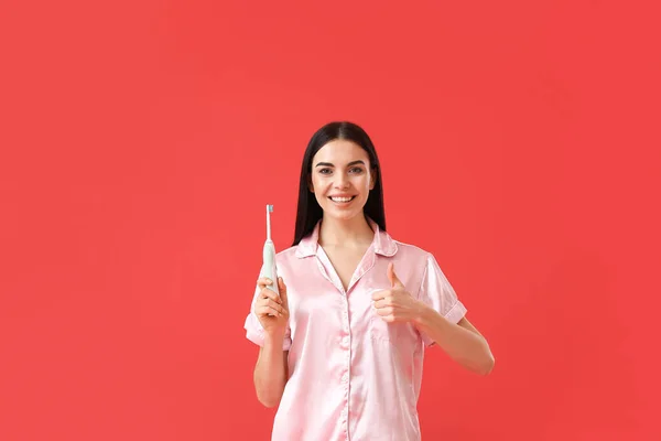 Schöne Frau Mit Zahnbürste Zeigt Daumen Nach Oben Auf Farbigem — Stockfoto