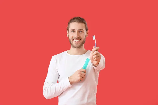 Homem Bonito Com Escova Dentes Caso Sobre Fundo Cor — Fotografia de Stock