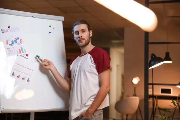 Young Man Giving Presentation Office — Stock Photo, Image