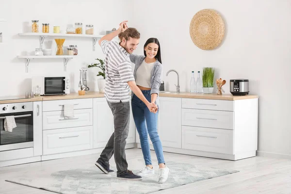 Mutfakta dans eden mutlu genç çift.