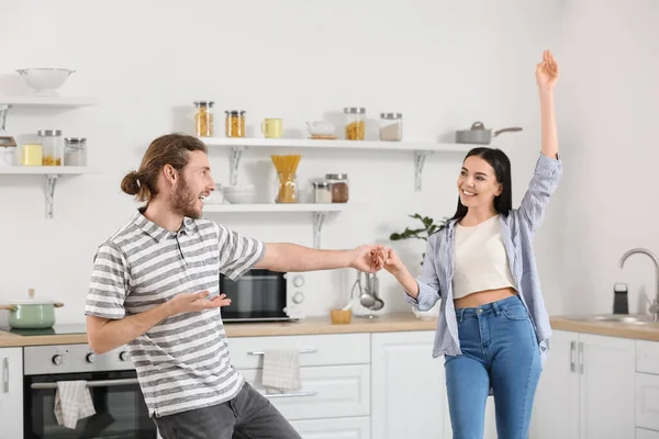 Счастливая Молодая Пара Танцует Кухне — стоковое фото