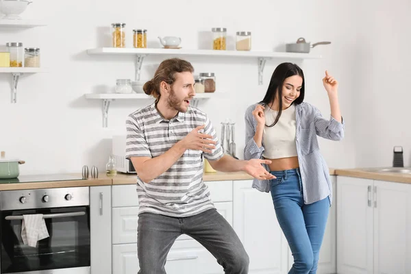 Mutfakta Dans Eden Mutlu Genç Çift — Stok fotoğraf