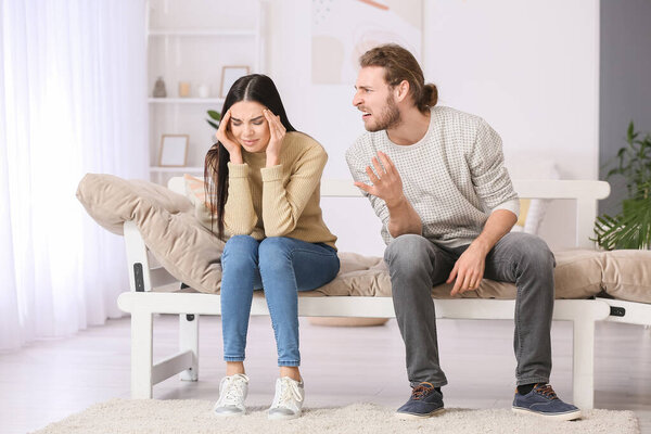 Молодая ссорящаяся пара дома