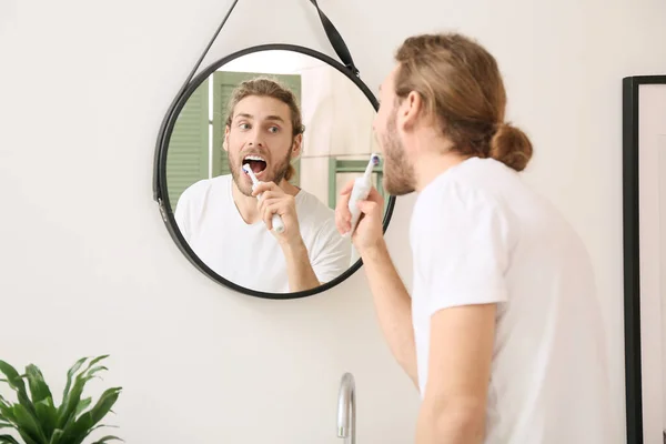 Junger Mann Putzt Zähne Badezimmer — Stockfoto