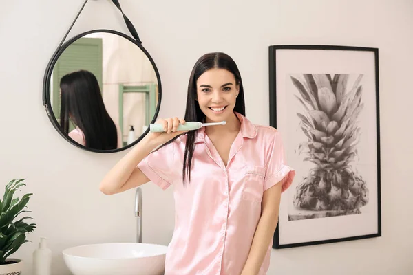 Jovem Mulher Escovando Dentes Banheiro — Fotografia de Stock