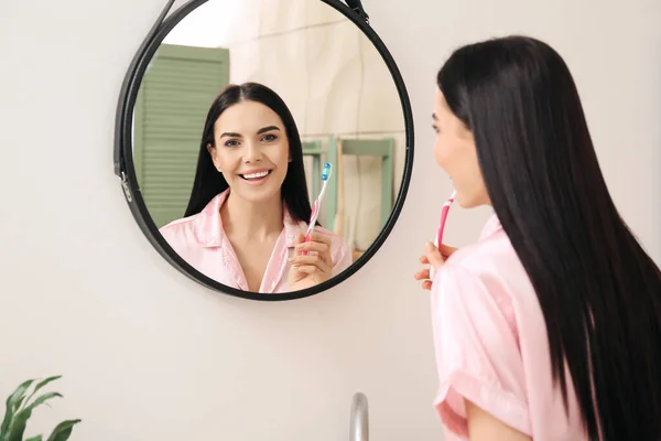 Ung Kvinna Borsta Tänderna Badrummet — Stockfoto