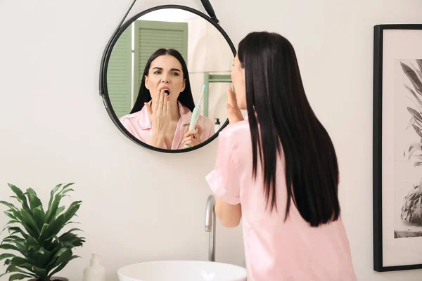 Trött Ung Kvinna Borsta Tänderna Badrummet — Stockfoto