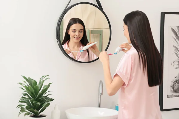 Mujer Joven Cepillándose Los Dientes Baño — Foto de Stock